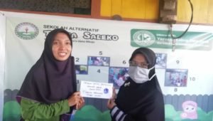 Penyerahan bantuan ke Temba Saleko